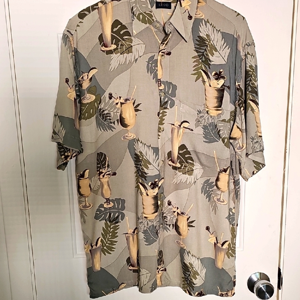 Tropical Print Men's Button Down Shirt, By IZOD In‎ A Meduim. Rayon
